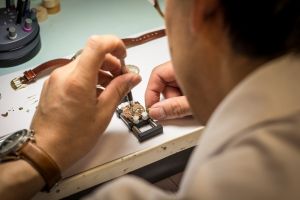 Horloges maken in eigen atelier
