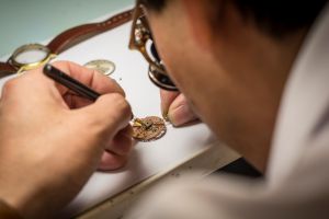 Horloges maken in eigen atelier